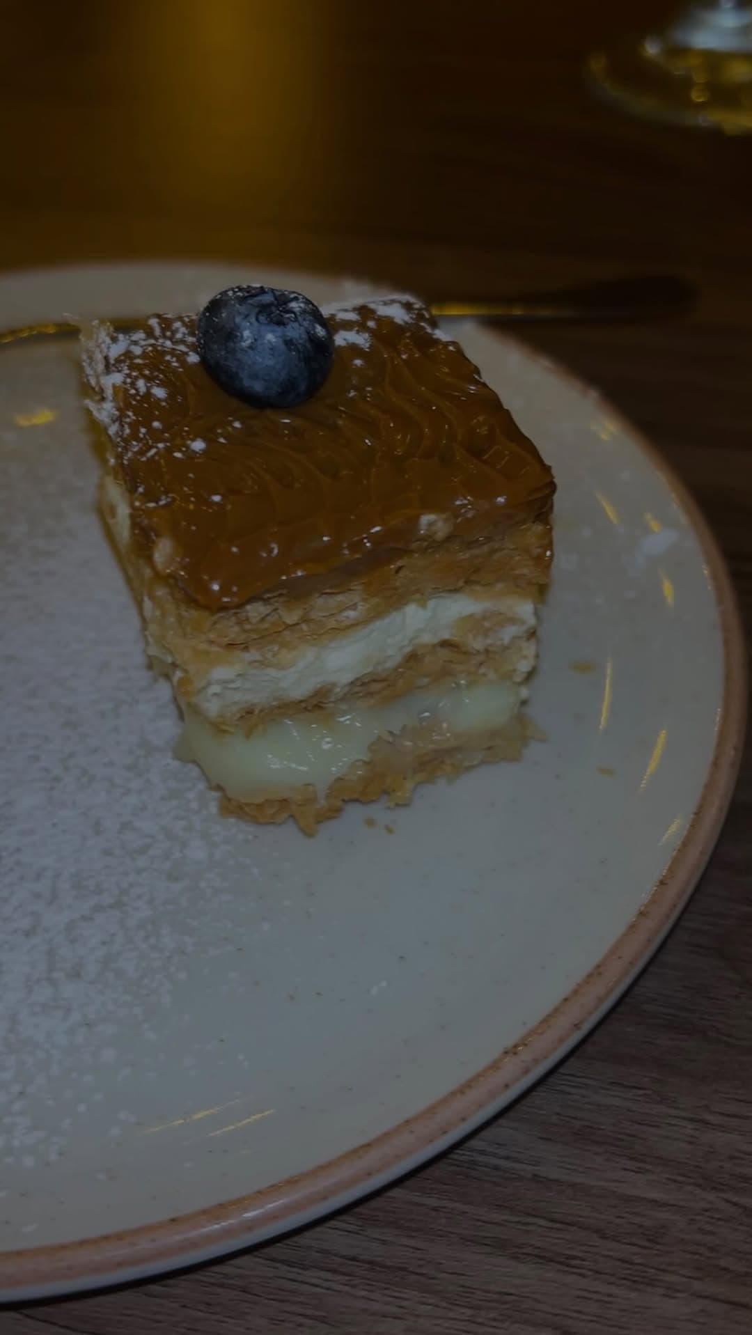 Milhojas con dulce de leche y arándano en restaurante