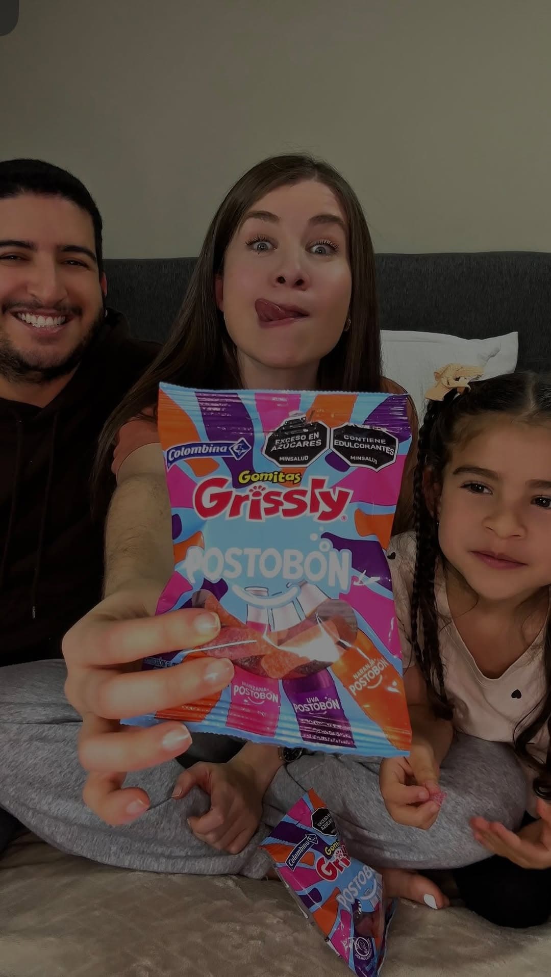Francis en familia probando Gomitas Grissly Postobón