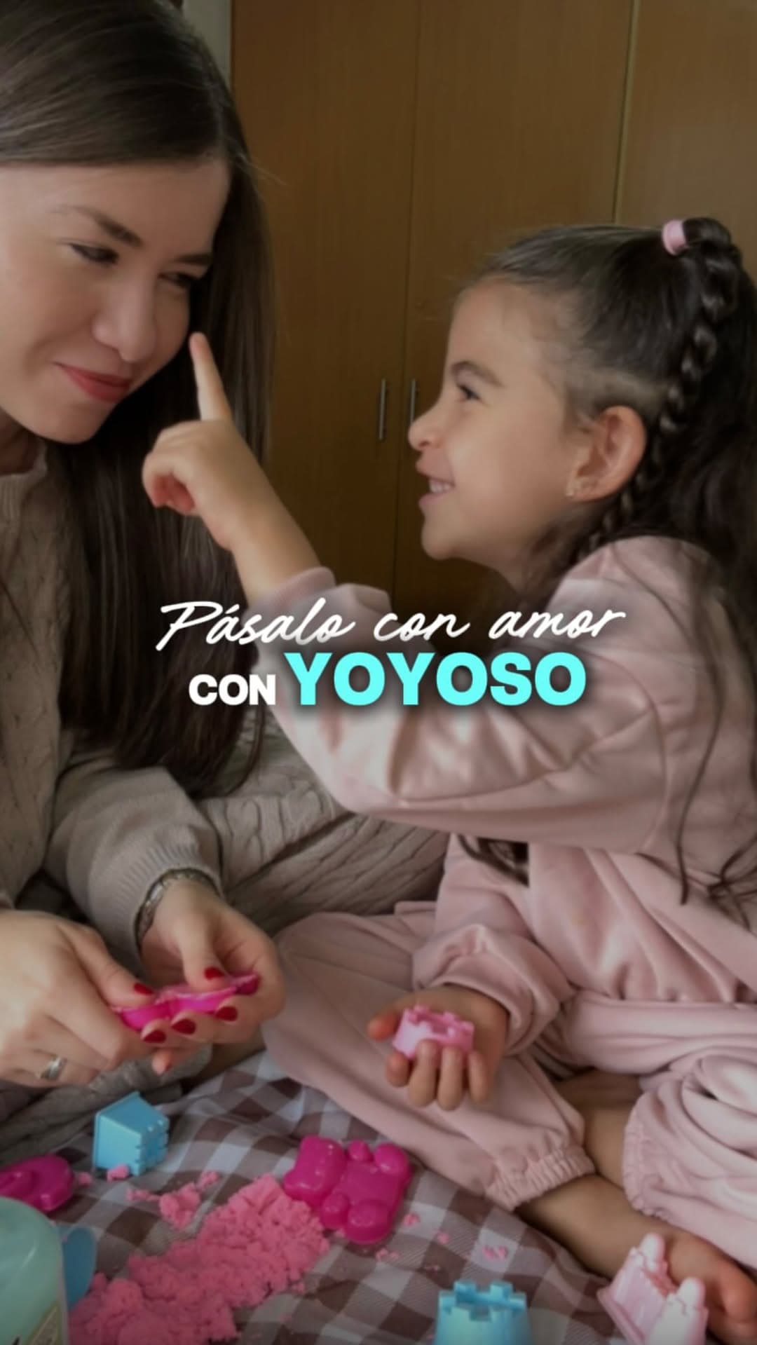 Francis y su hija jugando con arena cinética de Yoyoso