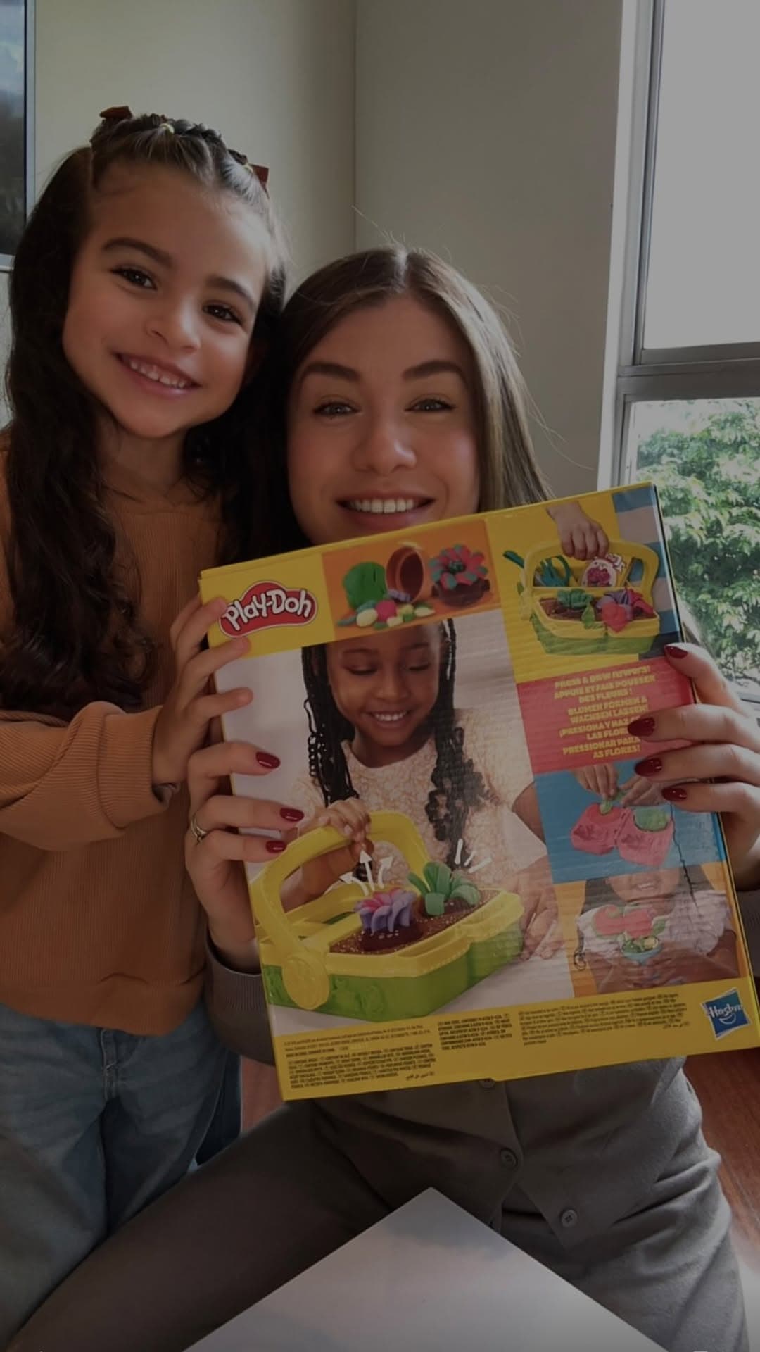 Francis y su hija con set de Play-Doh