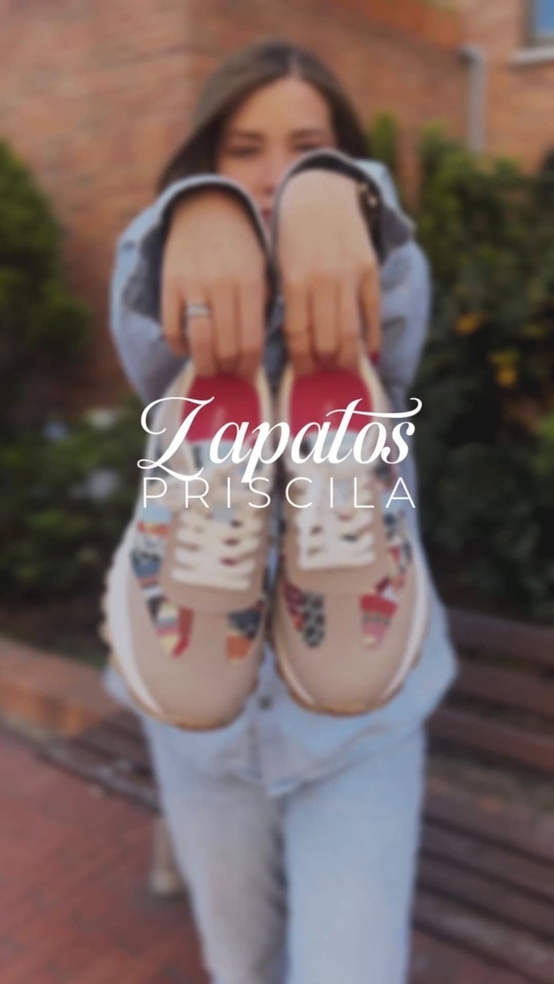 Francis mostrando zapatos de la marca Priscila